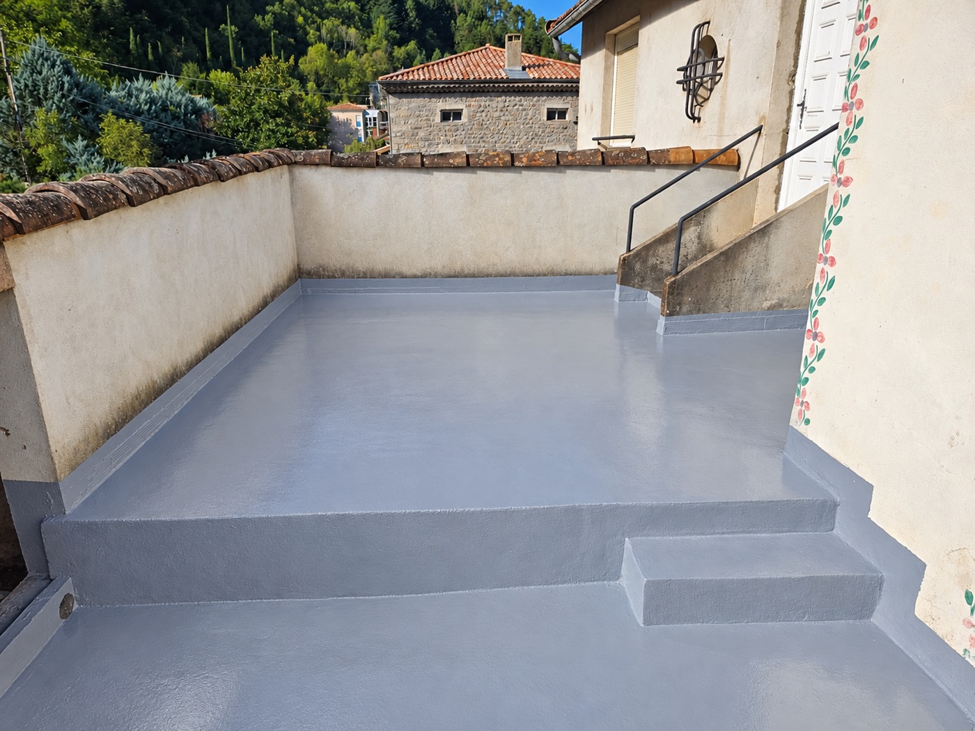 Toiture-terrasse rénovée avec revêtement d’étanchéité continu