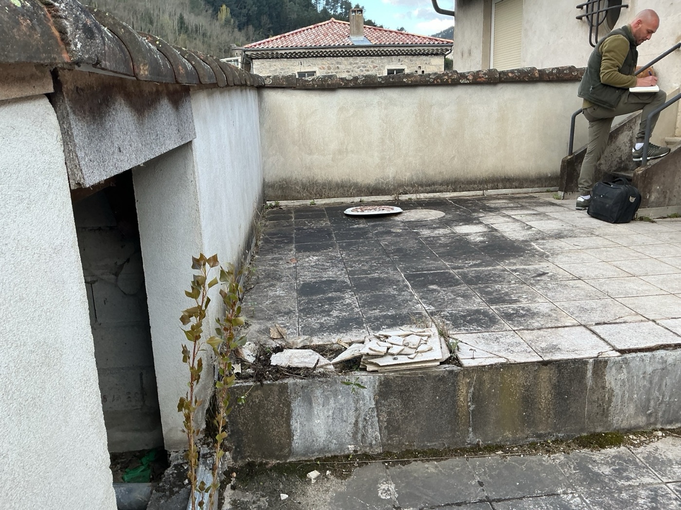 Toiture-terrasse avant travaux, dalles anciennes et relevés dégradés