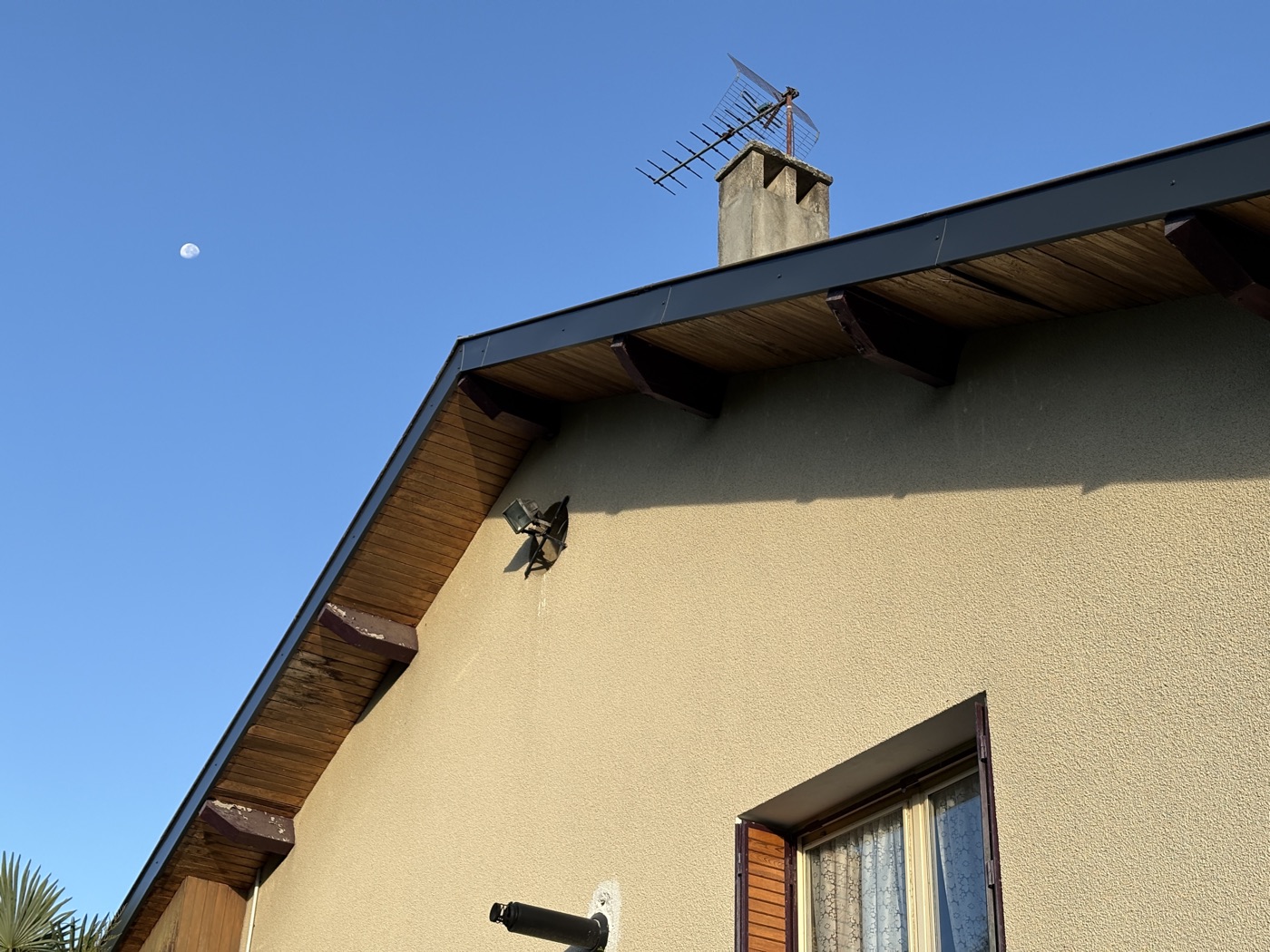 Bandeau de toiture après traitement et finition