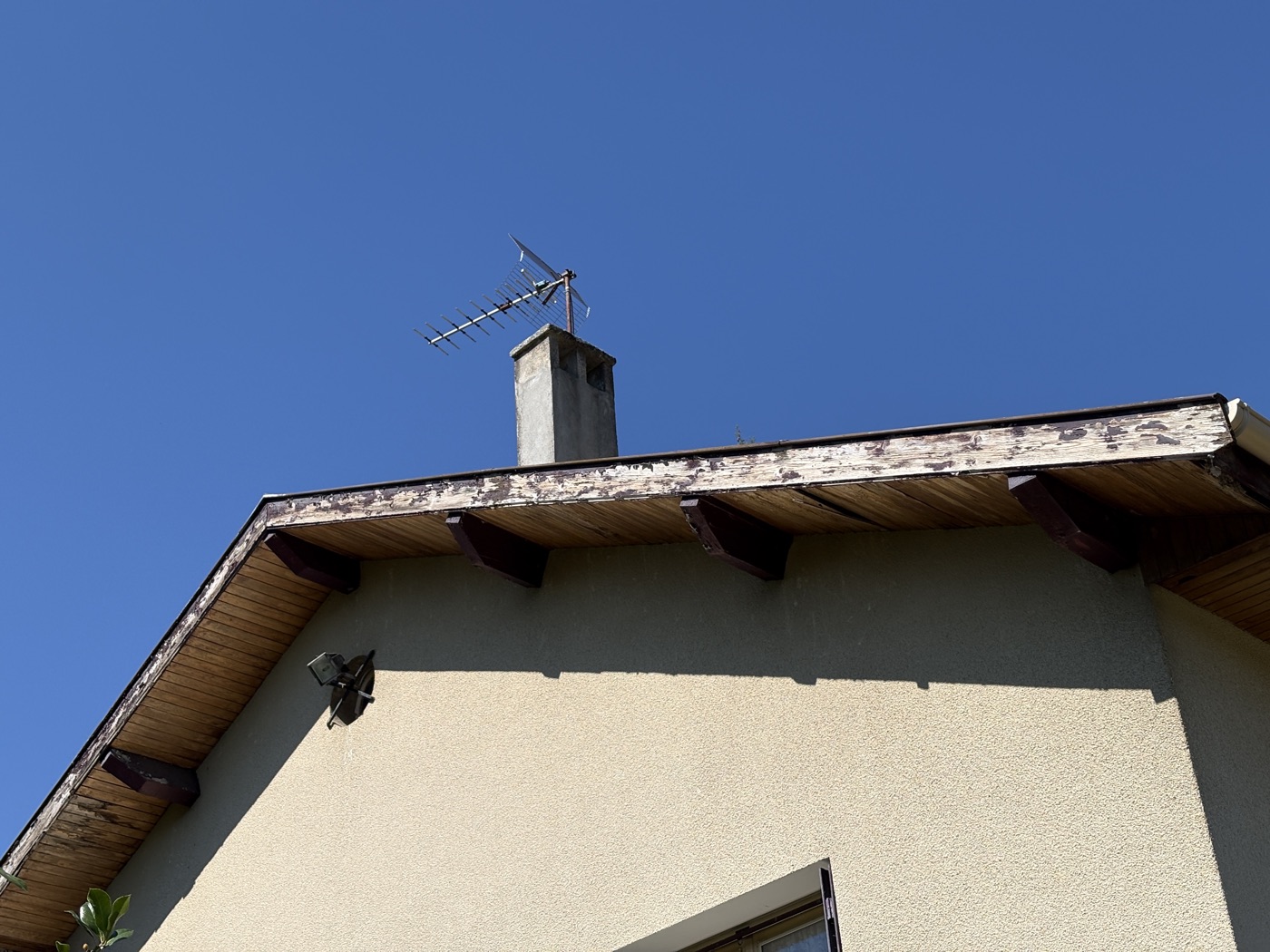 Bandeau de toiture avant traitement