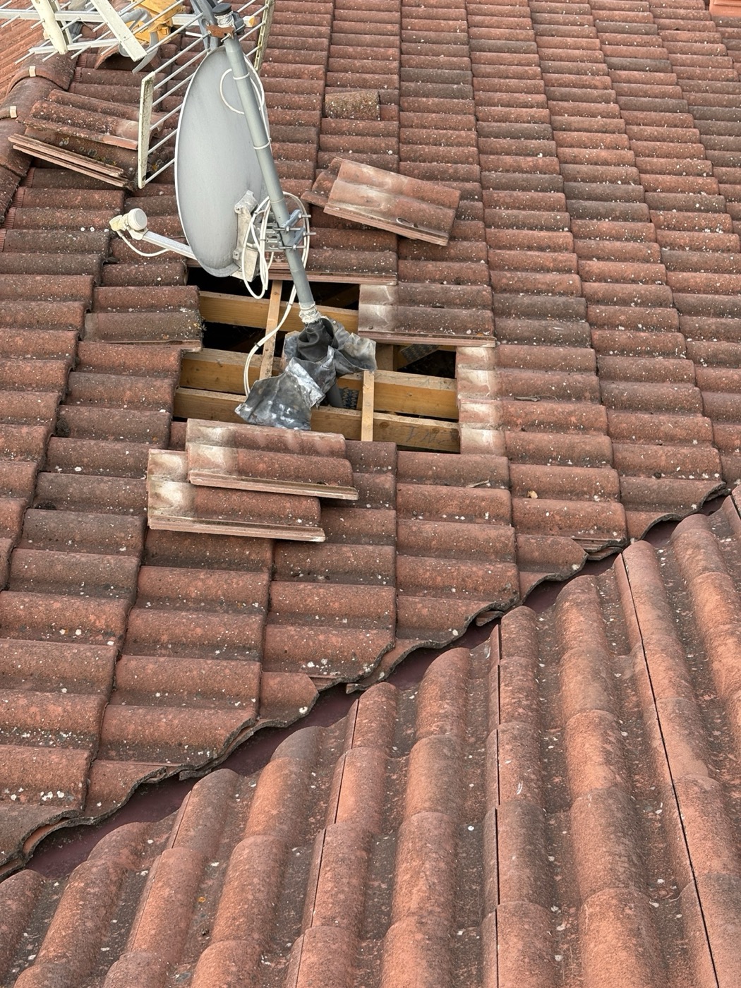 Constat d’une fuite avec tuiles déplacées autour d’une antenne