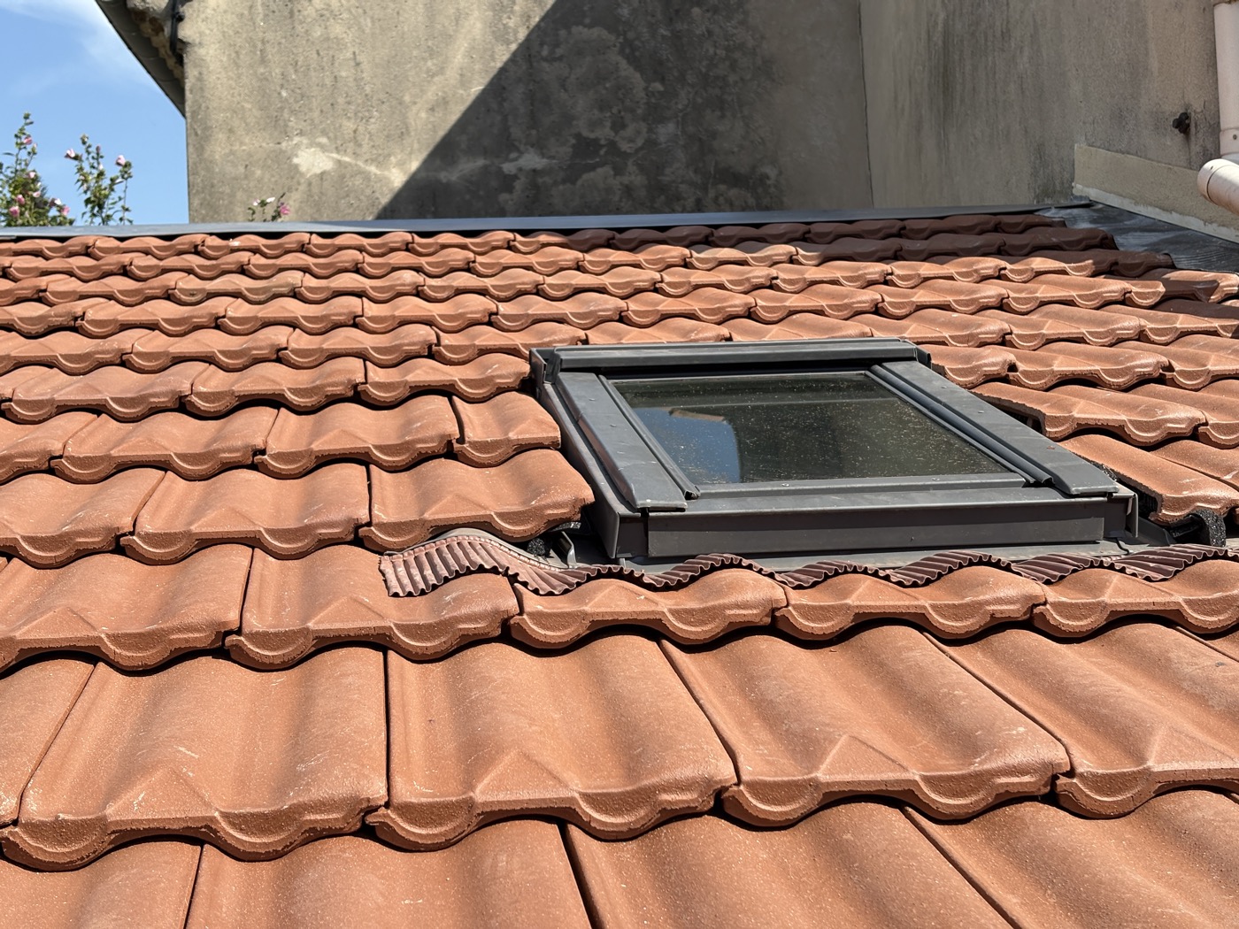 Fenêtre de toit VELUX posée et raccordée depuis l’extérieur