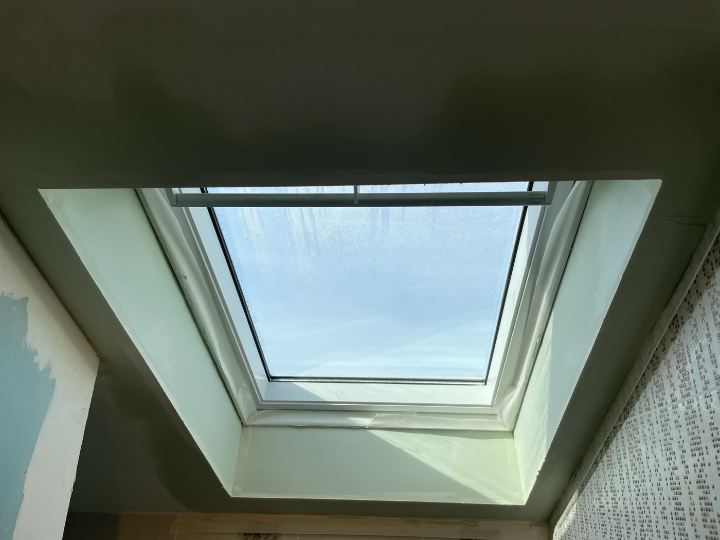 Finition intérieure d’une fenêtre de toit VELUX après installation