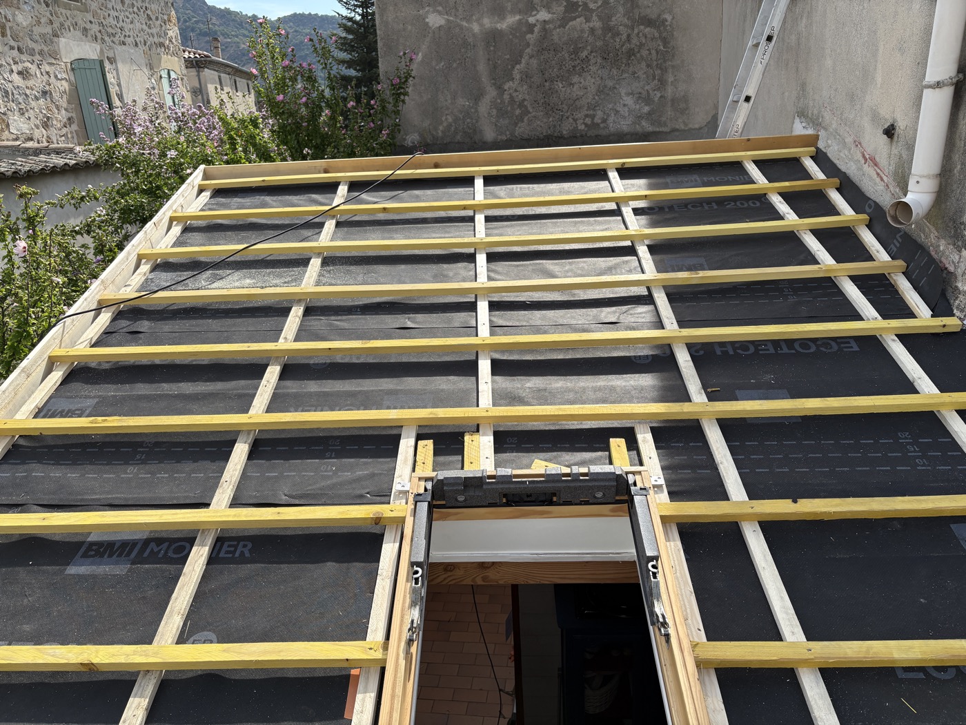 Préparation de la toiture avant pose d’une fenêtre de toit VELUX